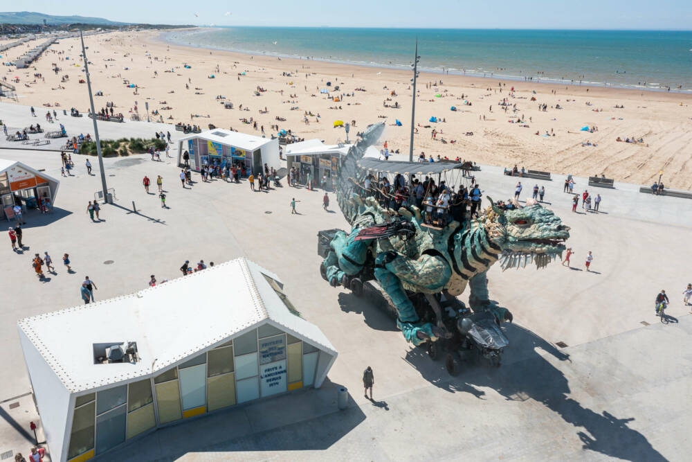 Dragon de Calais sur la plage du front de mer